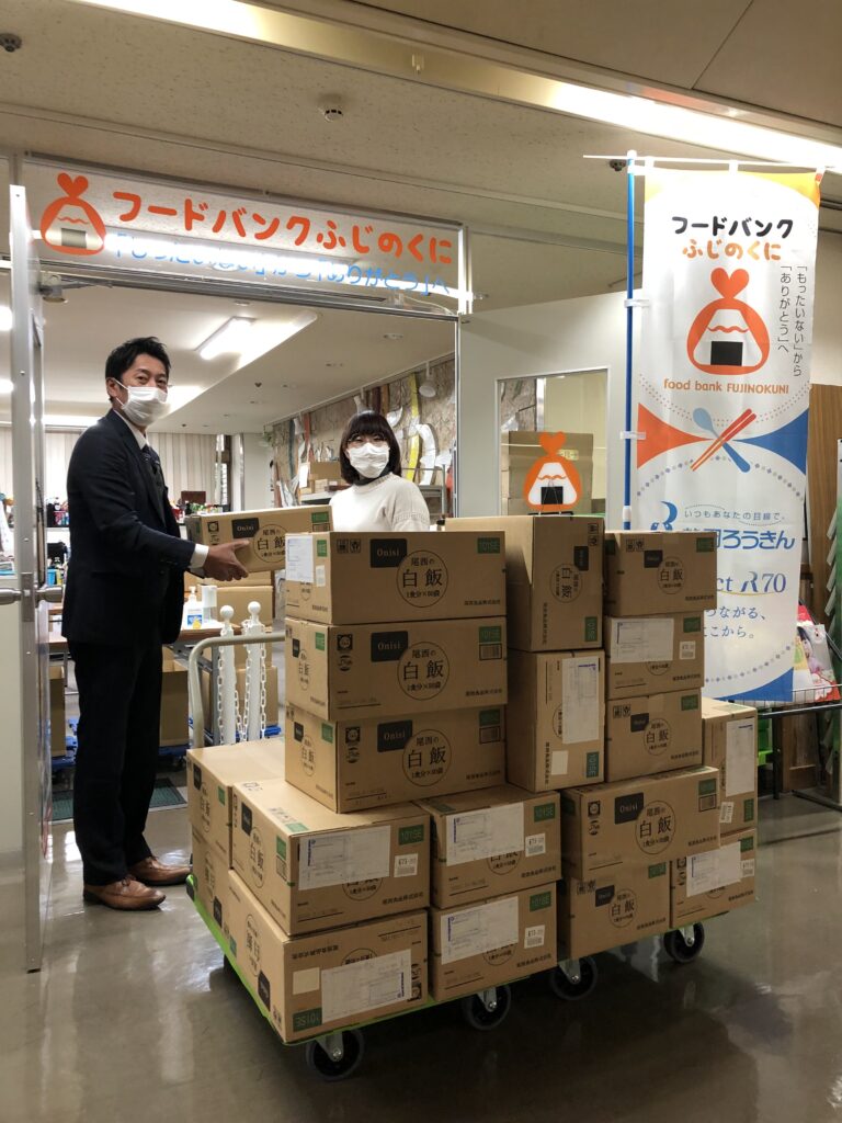 東レ株式会社三島工場から食品の寄贈をいただきました。